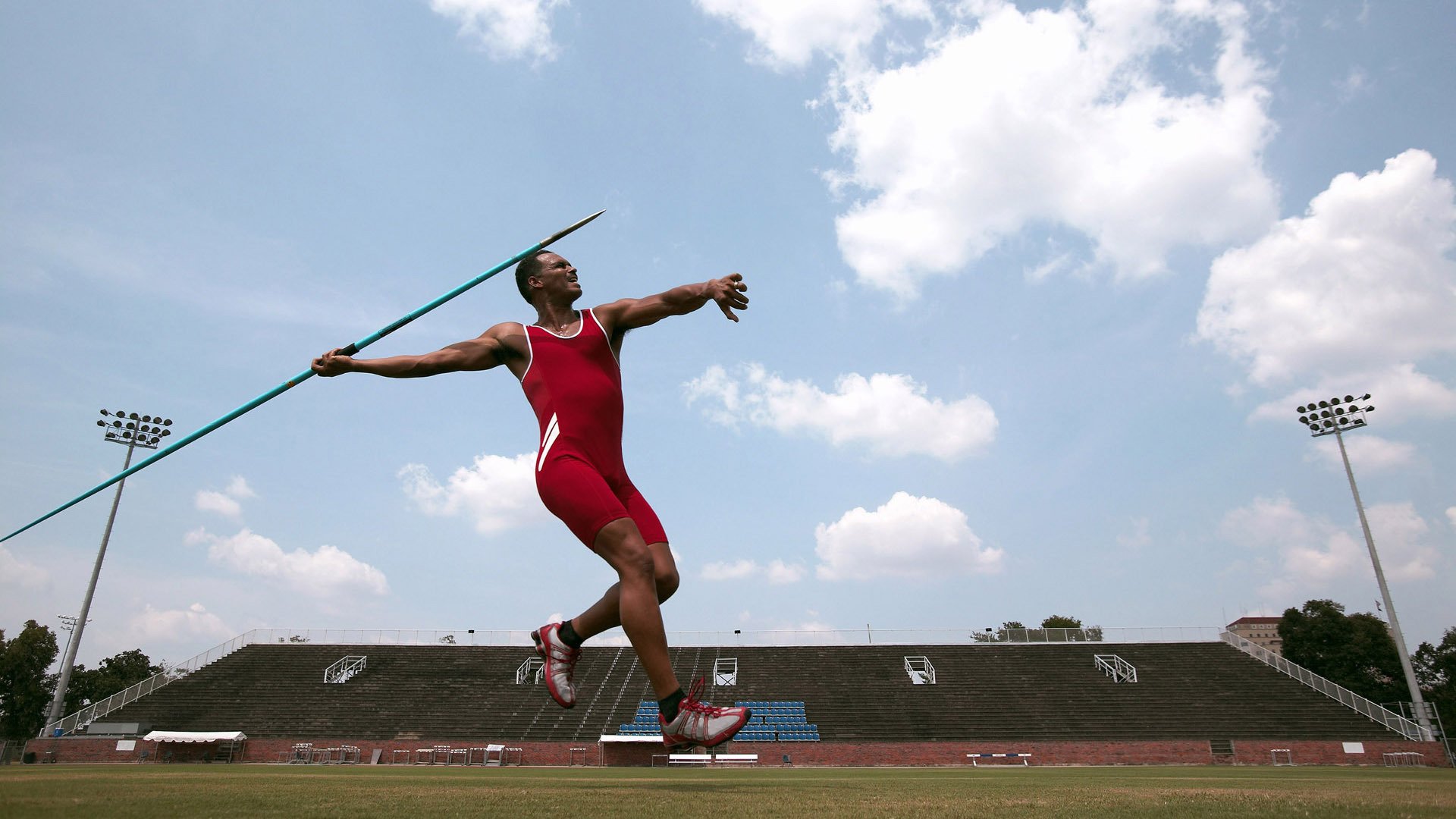 南美绿茵场上的意外与传奇，哥伦比亚险胜巴西，本泽马惊艳四座